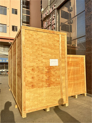 Испытательная лаборатория проводит испытание на устойчивость к распространению пламени по вертикали на кабелях, используя испытательное оборудование.