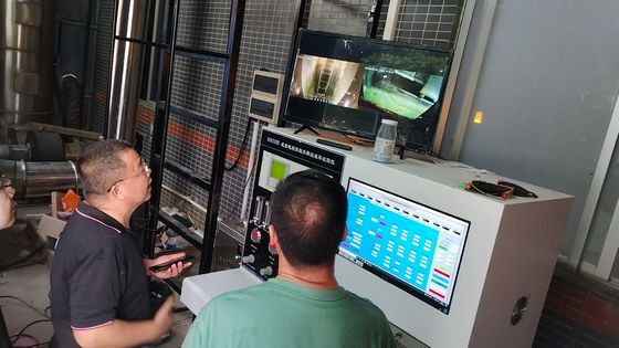 Испытательная лаборатория проводит испытание на устойчивость к распространению пламени по вертикали на кабелях, используя испытательное оборудование.