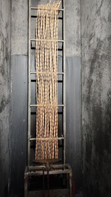 Испытательная лаборатория проводит испытание на устойчивость к распространению пламени по вертикали на кабелях, используя испытательное оборудование.