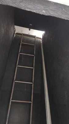 Испытательная лаборатория проводит испытание на устойчивость к распространению пламени по вертикали на кабелях, используя испытательное оборудование.